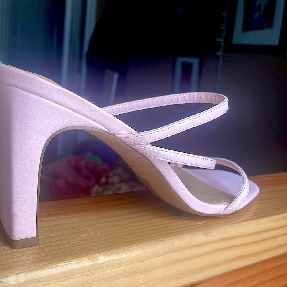 Pink heels size 8!